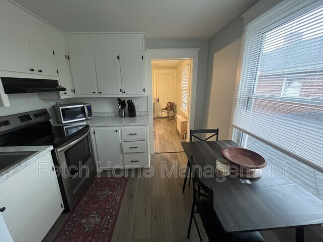 Building Photo - 834 W Main St