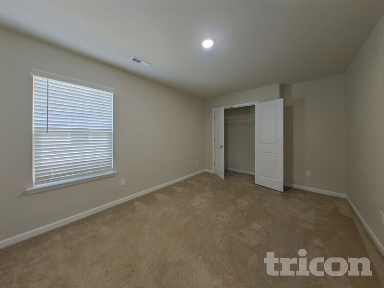 Building Photo - 209 Spring Knoll Dr