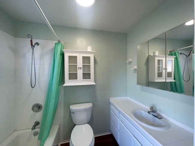 Building Photo - Welcome Home to 5 bedrooms 3 baths!