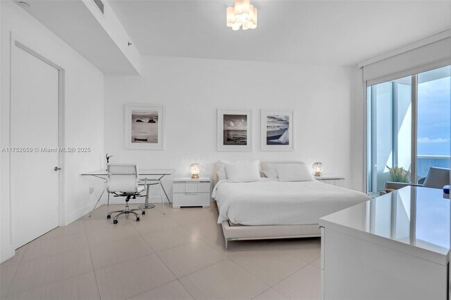 Building Photo - 15811 Collins Ave