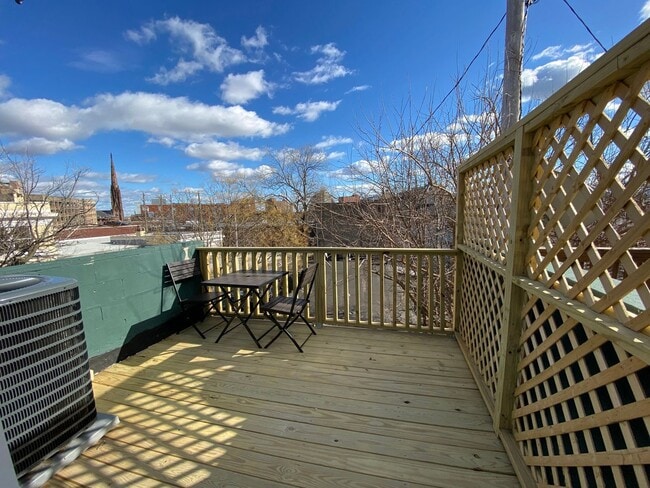 Building Photo - Lovely & Renovated Seton Hill 2bd + den/2b...