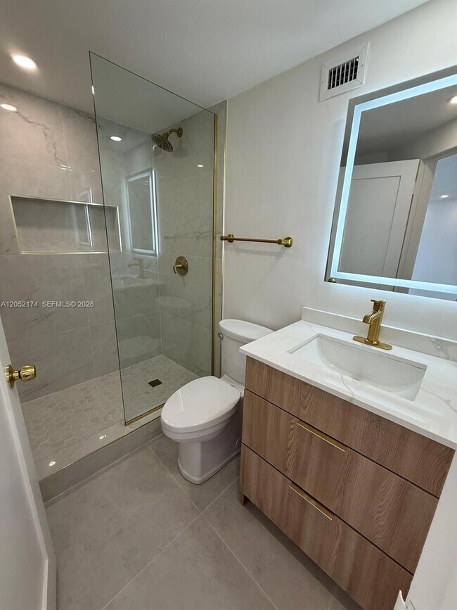Building Photo - 999 Brickell Bay Dr