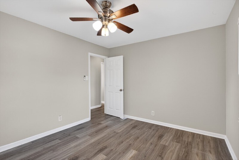 Building Photo - 586 Oakside Dr SW