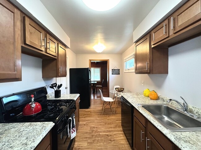 Building Photo - 4 Bedroom Bungalow for Rent! Euclid, Ohio