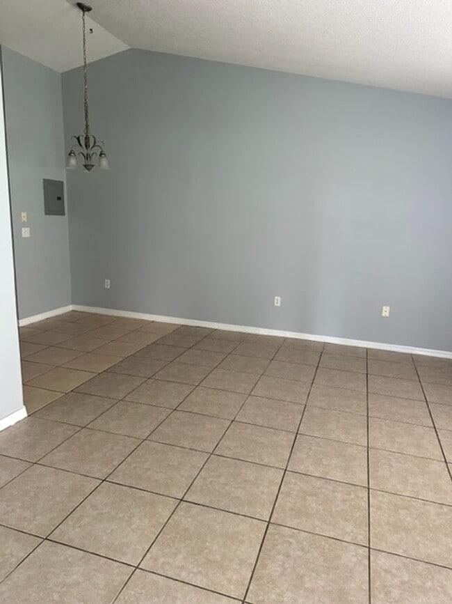 Building Photo - 2 Bed 2 Bath 1/2 Duplex in St Cloud close to Lakefront!