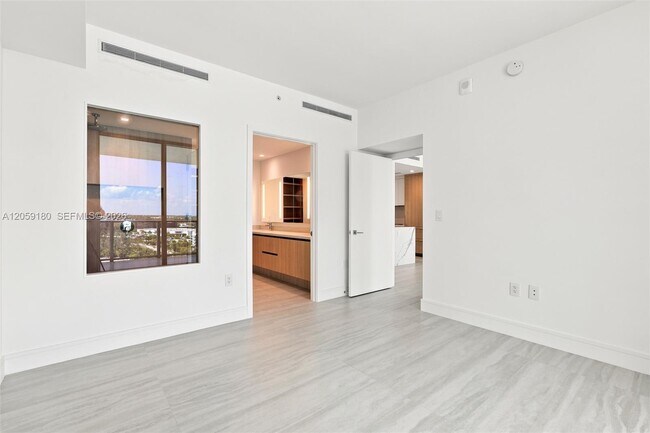 Building Photo - 2411 Laguna Cir