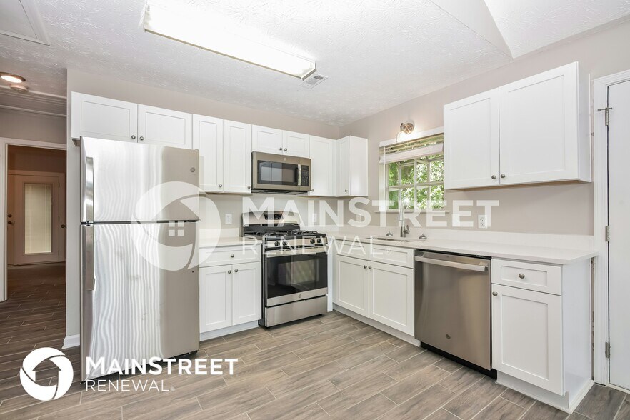 Building Photo - 657 Lake Dr SW