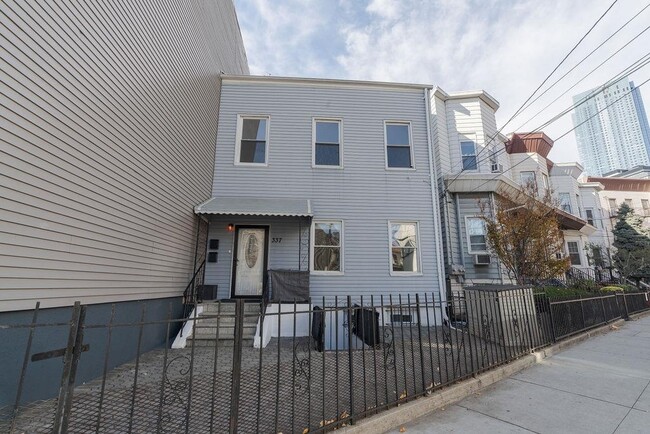 Building Photo - 337 Summit Ave