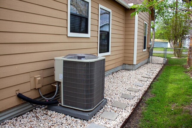 Building Photo - 208 Shaw St