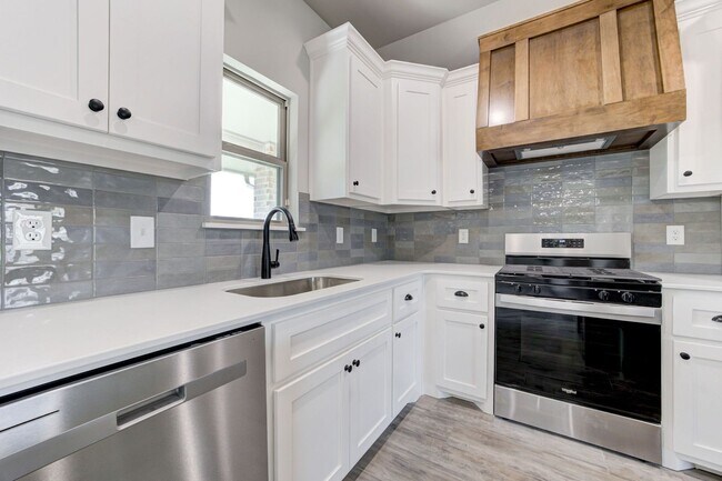 Building Photo - Brand New Home In Noble!