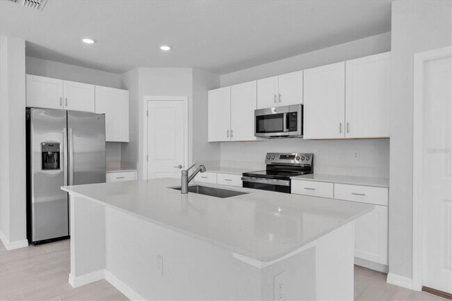 Building Photo - 17594 Pleasantview Blvd