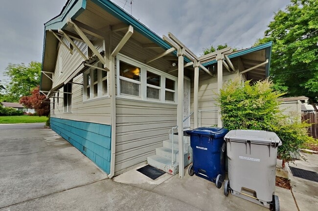 Building Photo - Charming Lank Park Bungalow