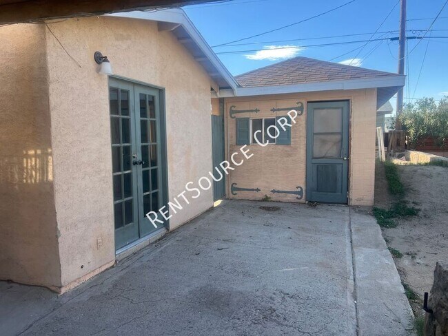 Building Photo - 808 Arville Ave