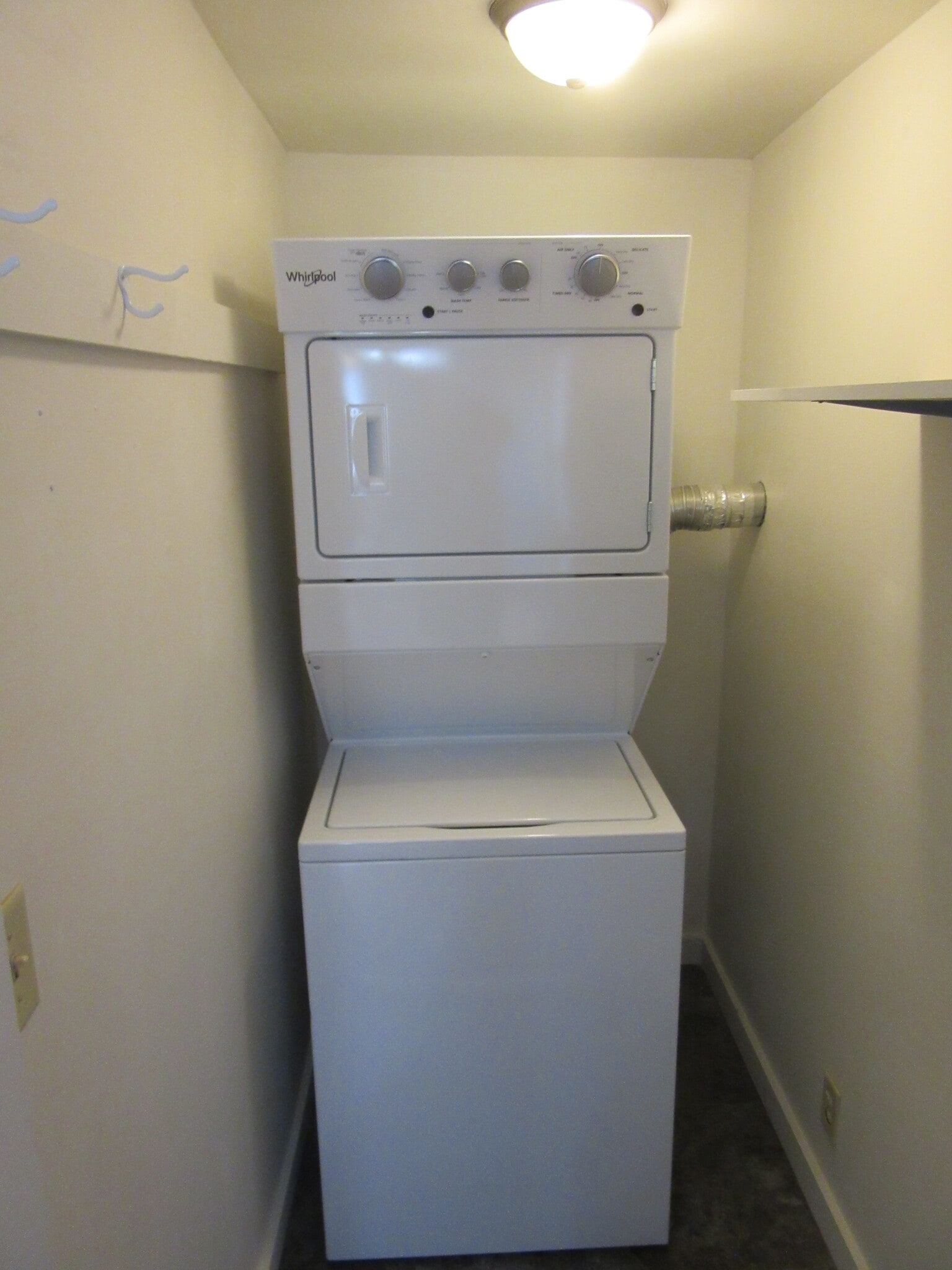 Building Photo - 306 E Maple St