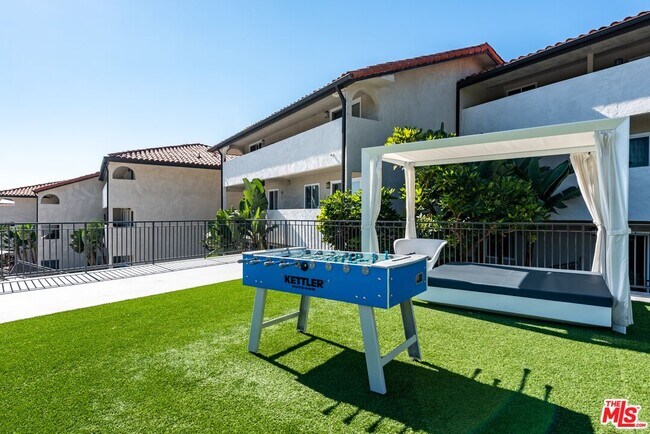 Building Photo - 6600 Beachview Dr