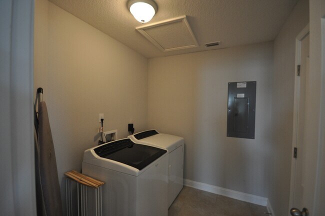 Building Photo - Large Home at Work Golf Village