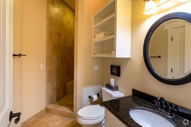 Building Photo - 3 bed/3 bath luxury townhouse walking dist...