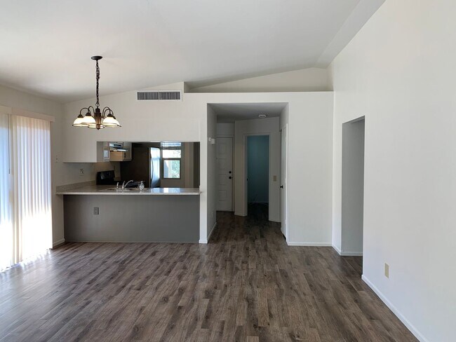 Building Photo - 3 bedroom 2 bath