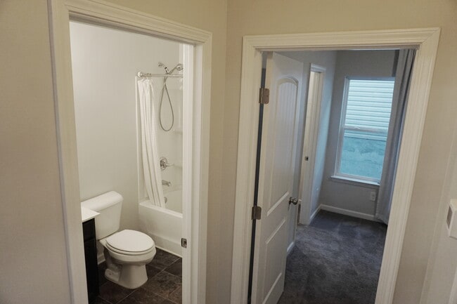 Building Photo - 2221 Silverton Dr