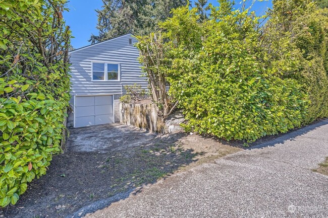 Building Photo - 3 bed/2 ba home in Seattle's Maple Leaf ne...