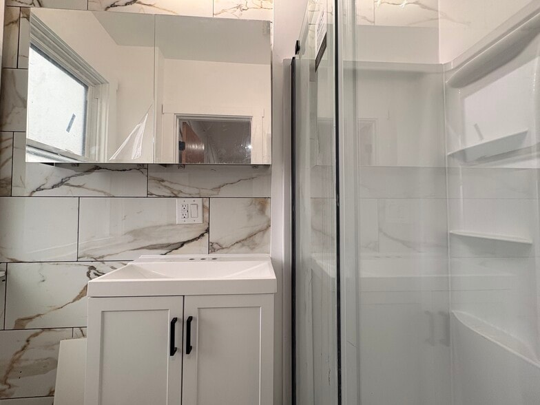 Building Photo - 5842 Hobart St