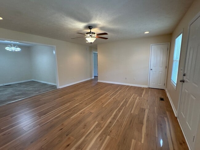 Building Photo - 3 Bedroom Home with Large Back Yard and Deck.