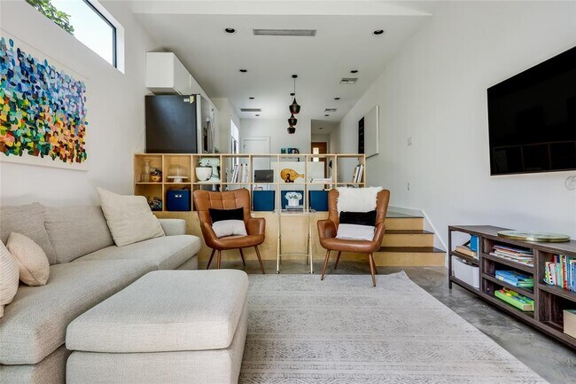 Building Photo - 2709 E 14th St