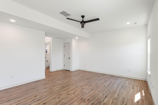 Building Photo - 3400 Naples Dr