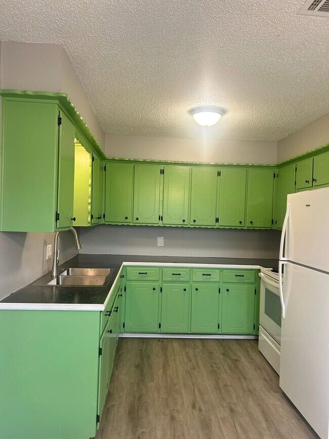 Building Photo - 4625 SW I Ave