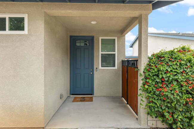 Building Photo - 1572 Coolcrest Ave