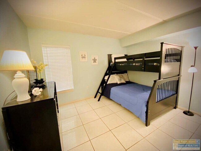 Building Photo - 404 Padre Blvd