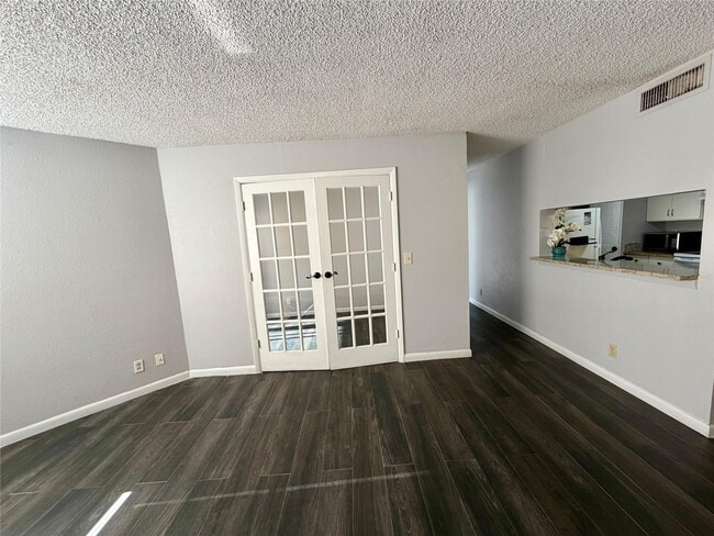 Building Photo - 9733 Westview Dr