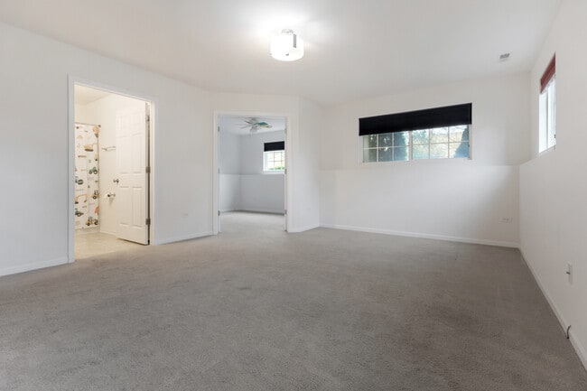 Building Photo - 2528 Dunraven Ave