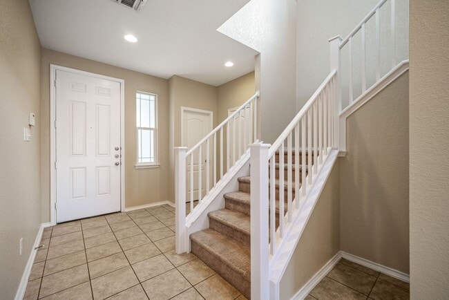 Building Photo - 4 Bedroom/2.5 Bath Mustang Valley Subdivision