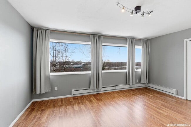 Building Photo - Downtown Living