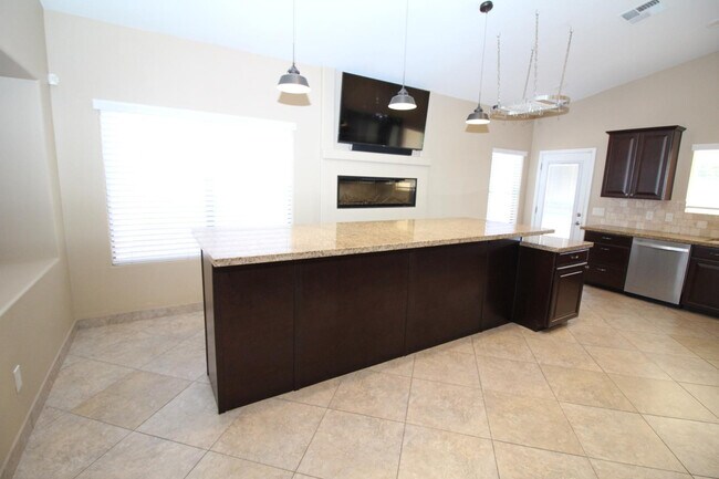 Building Photo - 5437 W Bluefield Ave