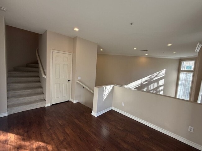 Building Photo - Condo in highly sought-after Vantage Commu...