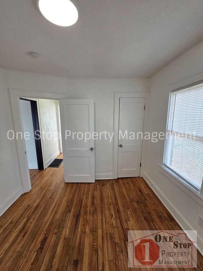 Building Photo - Beautiful 4 Bedroom 2 Bathroom in Kansas City!