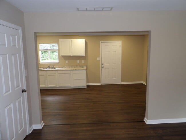 Building Photo - 140 Thistlewood Ave