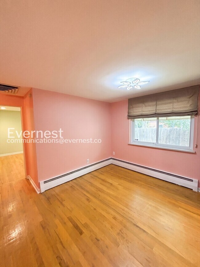 Building Photo - 4bed/2bath single family home in Denver with fenced yard/ Available now!