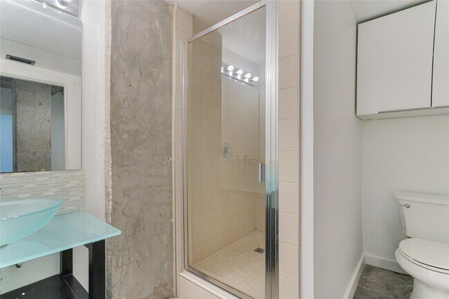 Building Photo - 2000 Bagby St