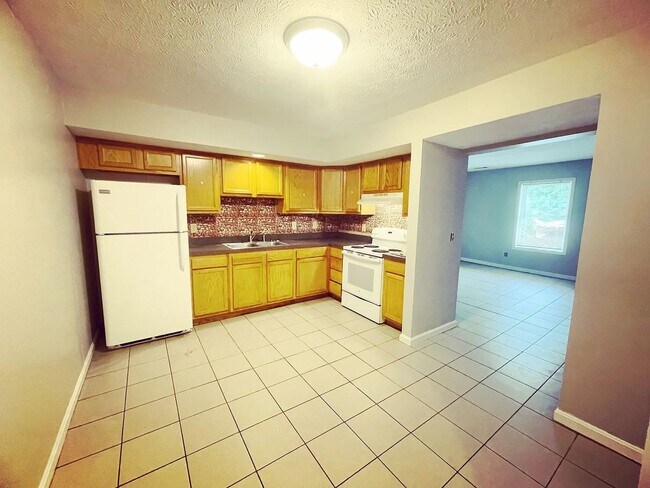Building Photo - 2-Bedroom Townhome Minutes from Downtown N...