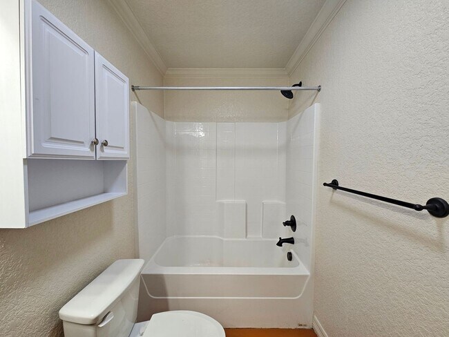 Building Photo - 803 Leifester Cir