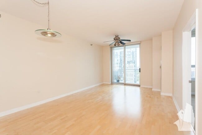 Building Photo - 1 bedroom in Chicago IL 60654