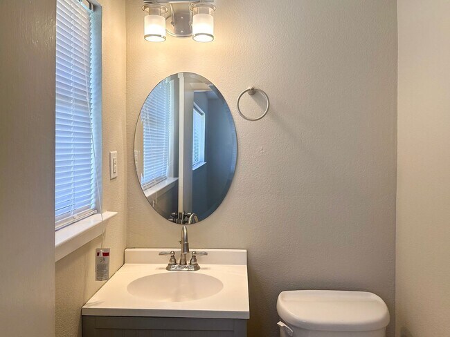 Building Photo - 4 Bedroom / 2.5 Bath Home