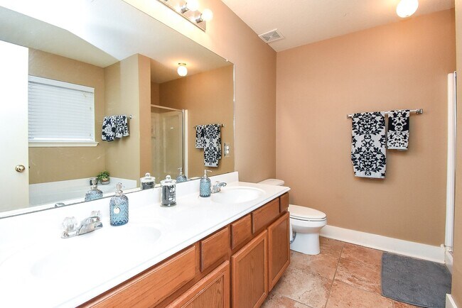Building Photo - 10735 Cobblecreek Way