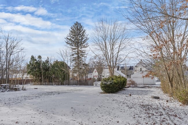 Building Photo - 404 N Bentley Ave