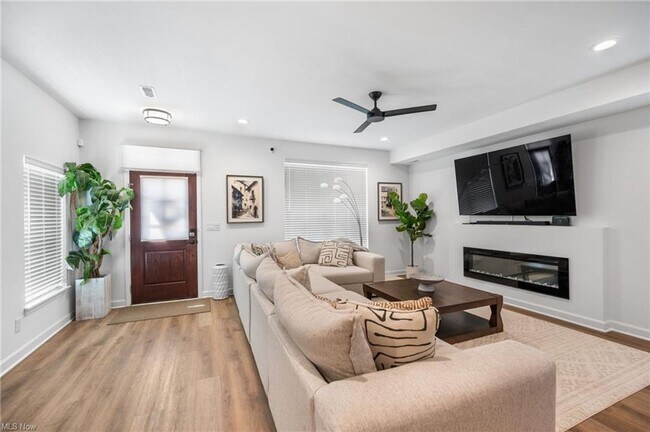 Building Photo - Modern and Luxurious 3 Bedrooms / 2.5 Bathrooms