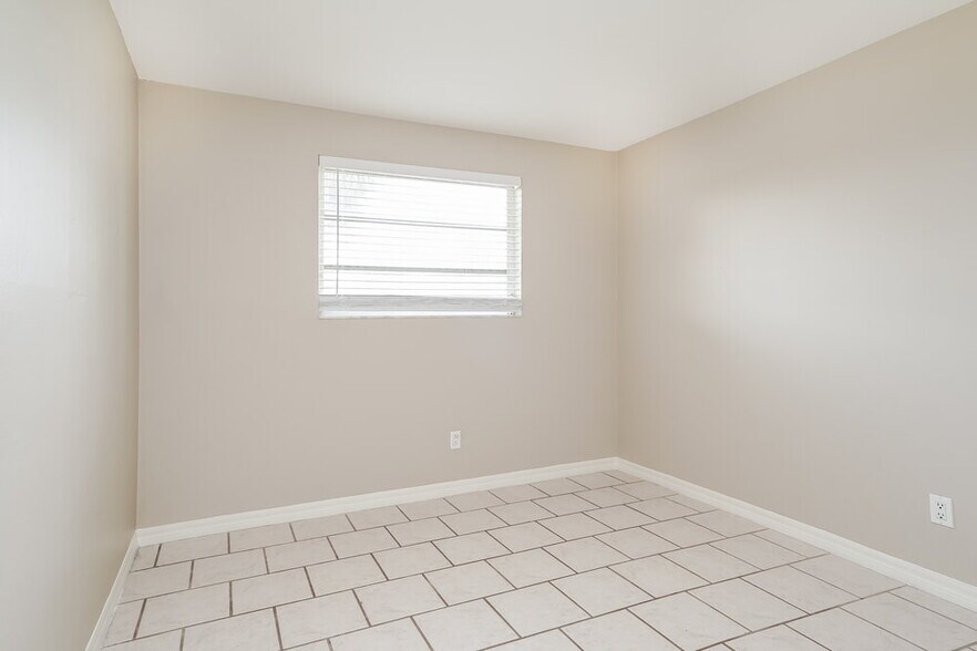 Building Photo - 749 SW 5th Terrace