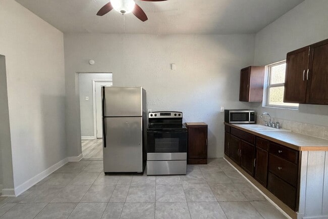 Building Photo - Newly Remodeled 3-Bedroom Home with Open Layout & Fenced Backyard in Dallas